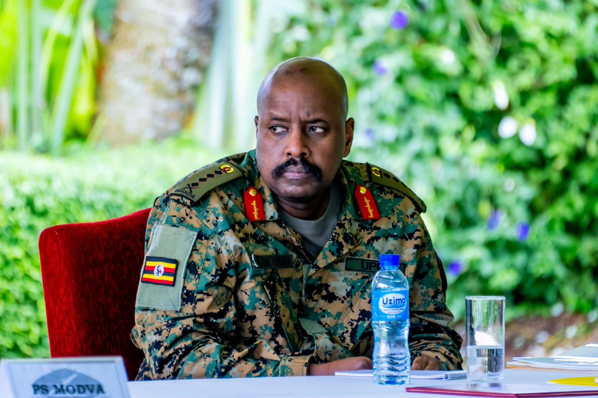 Gen_Rwashande_'s tweet photo. Kabobi in his usual shallowness and stupidity tries to tribalize every beating he gets from us. You have to excuse him. He is not the brightest guy. The guy got a diploma in Music, Dance and Drama. I personally love Baganda very much! Baganda and Banyankore are probably the closest people in the world.
