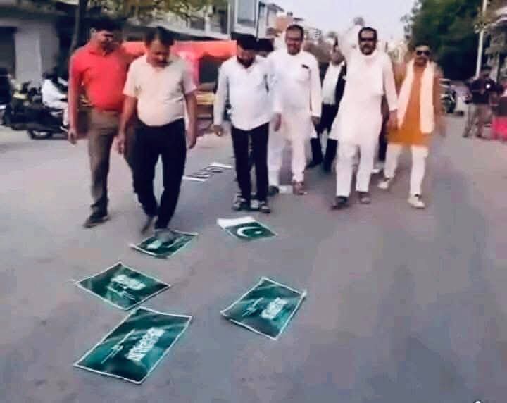 ilaha illallahu kha/chi/t Saudi flag is being desecrated by Indian Hindu militants. They have hurt the hearts of Muslims, may Allah destroy them. May the word prevail.