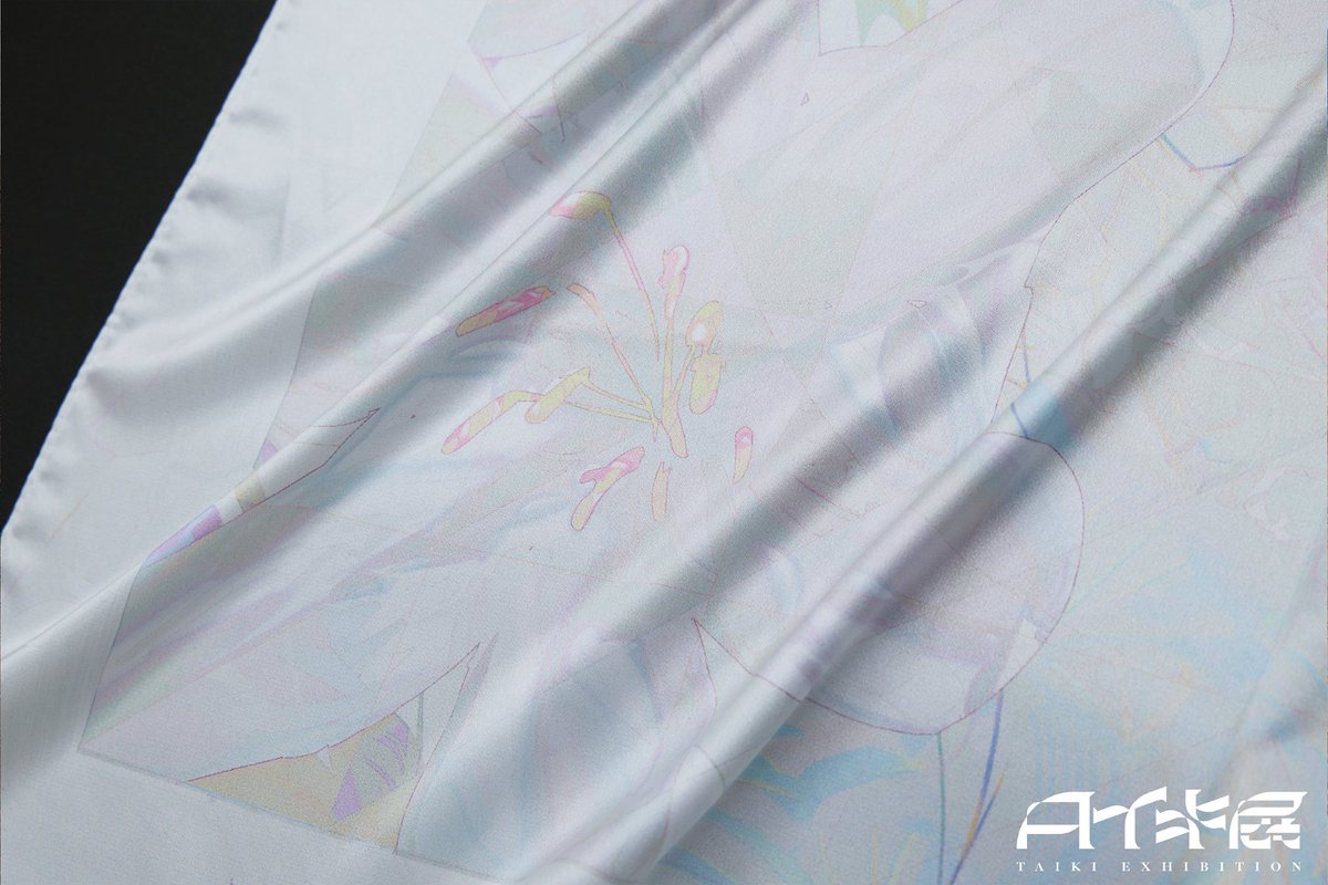 ┈┈┈┈┈┈┈┈┈
　巡回展新グッズ
┈┈┈┈┈┈┈┈┈
公式オンラインショップにて販売中！

『スカーフ（全2種）』
新作イラストをあしらったスカーフです。
アクセサリーとしても、アートとしても楽しめます。

▼購入はこちらから
sss-by-applibot.booth.pm/item_lists/n6R…

#タイキ展 #taiki_exhibition