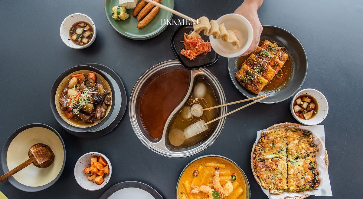 bkkmenu's tweet image. #TOPLIST ชวนมาเติมความอิ่ม พร้อมอุ่นใจในช่วงฝนพรำบ่อย ๆ แบบนี้ ด้วยลิสต์ 7 เมนู Comfort Food จากหลากหลายร้านที่คัดมาแล้วว่าถ้าได้ลองจะต้อง Have a good (meal) day แน่นอน !
.
เช็กลิสต์ได้เลยที่ : facebook.com/share/p/165Aie…
.
#BKKMENU #BKKGUIDES #ComfortFood #คอมฟอร์ทฟู้ด #เมนูหน้าฝน