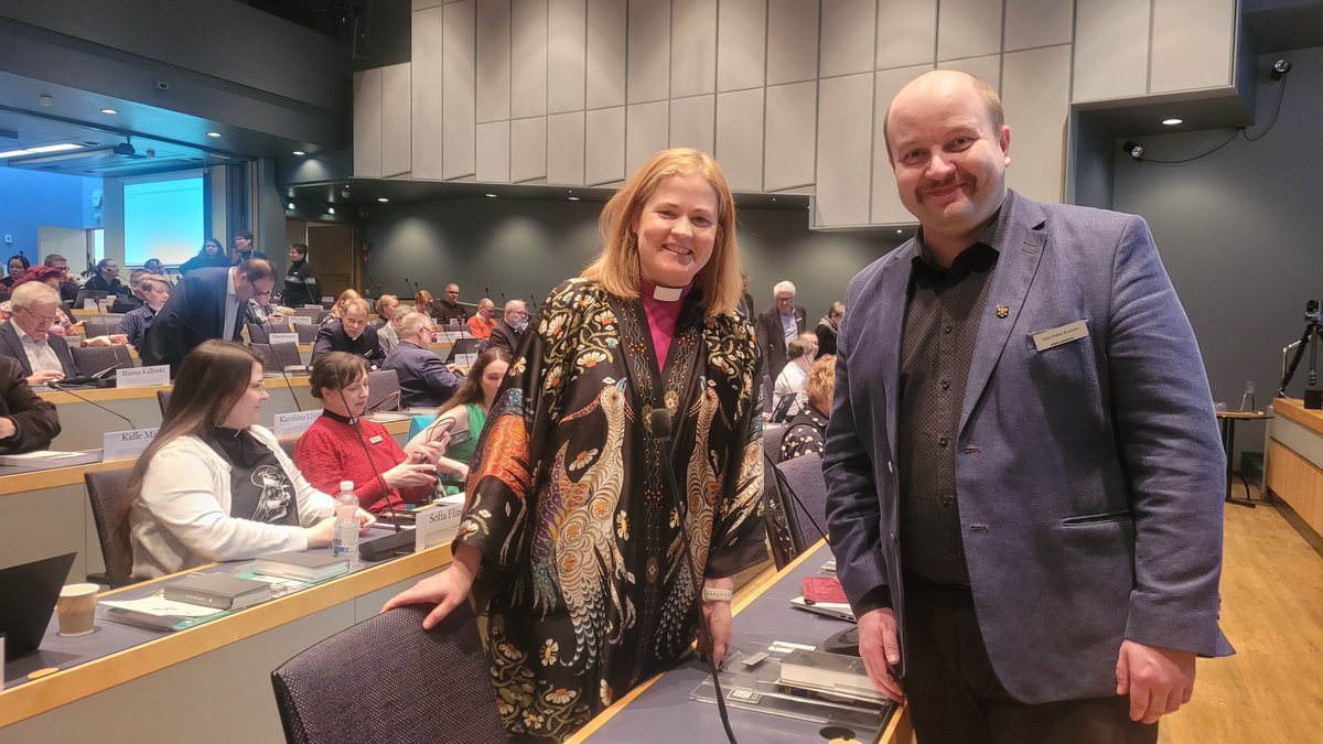 Kirkolliskokous loppusuoralla. Vaihdettiin kuulumiset Turun arkkihiippakunnan piispa Mari Leppäsen kanssa ennen täysistuntoa.