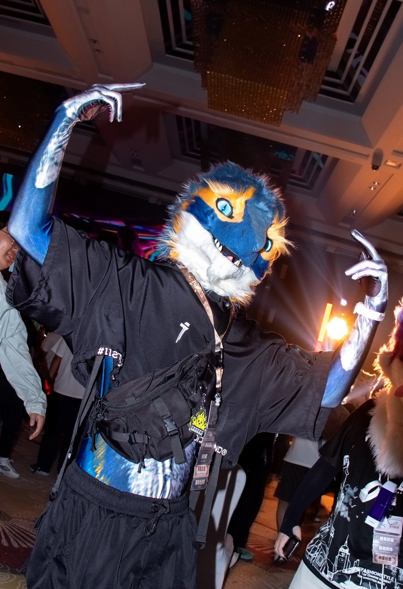 DJ Party let’s go for some headbanging! 🧀🔥

📸：Doto0507 (QQ)
#FursuitFriday