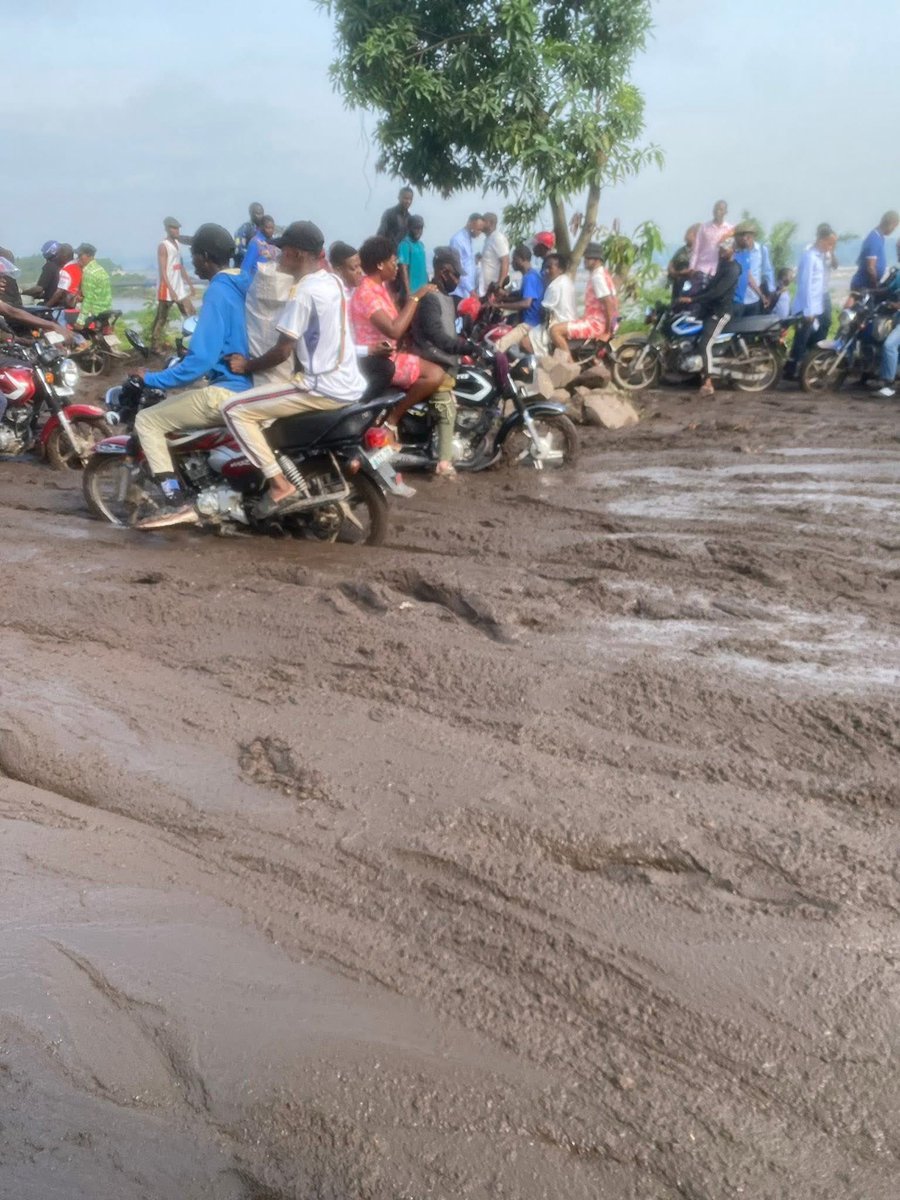 Nous sommes dans la commune de Ngaliema non loin de la résidence du président de la République 😫
Cette route communément appelée Nzela ya mayi par les kinois a été construite en 2011 par l'ancien président Joseph Kabila, maintenant c'est impraticable