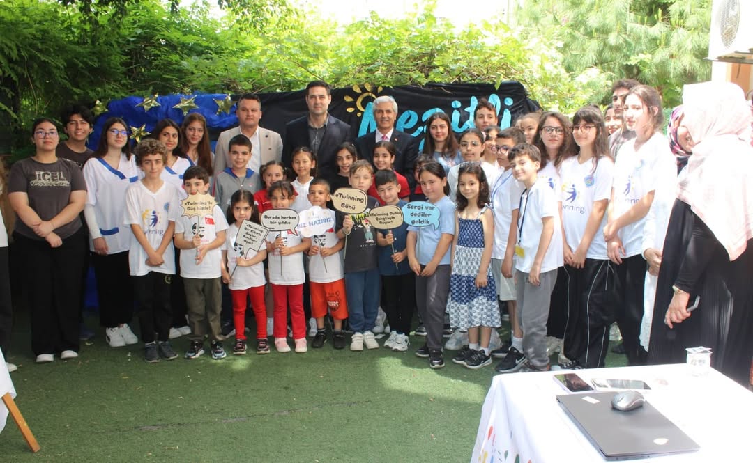 KAYMAKAMIMIZ TURGAY GÜLENÇ’İN KATILIMIYLA, MEZİTLİ İLÇE eTwinning SERGİ AÇILIŞI GERÇEKLEŞTİRİLDİ 08.05.2025

mezitli.gov.tr/kaymakamimiz-t…