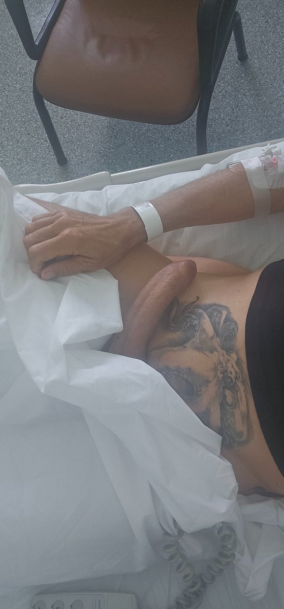 Τι να κάνω που και εδώ μέσα ακόμα δεν καθεται φρονημος...🫦και κάπως έτσι με βρήκε η νοσοκόμα..και με πλάκωσε ....στις ενέσεις να ηρεμήσω και να μην ποναω..