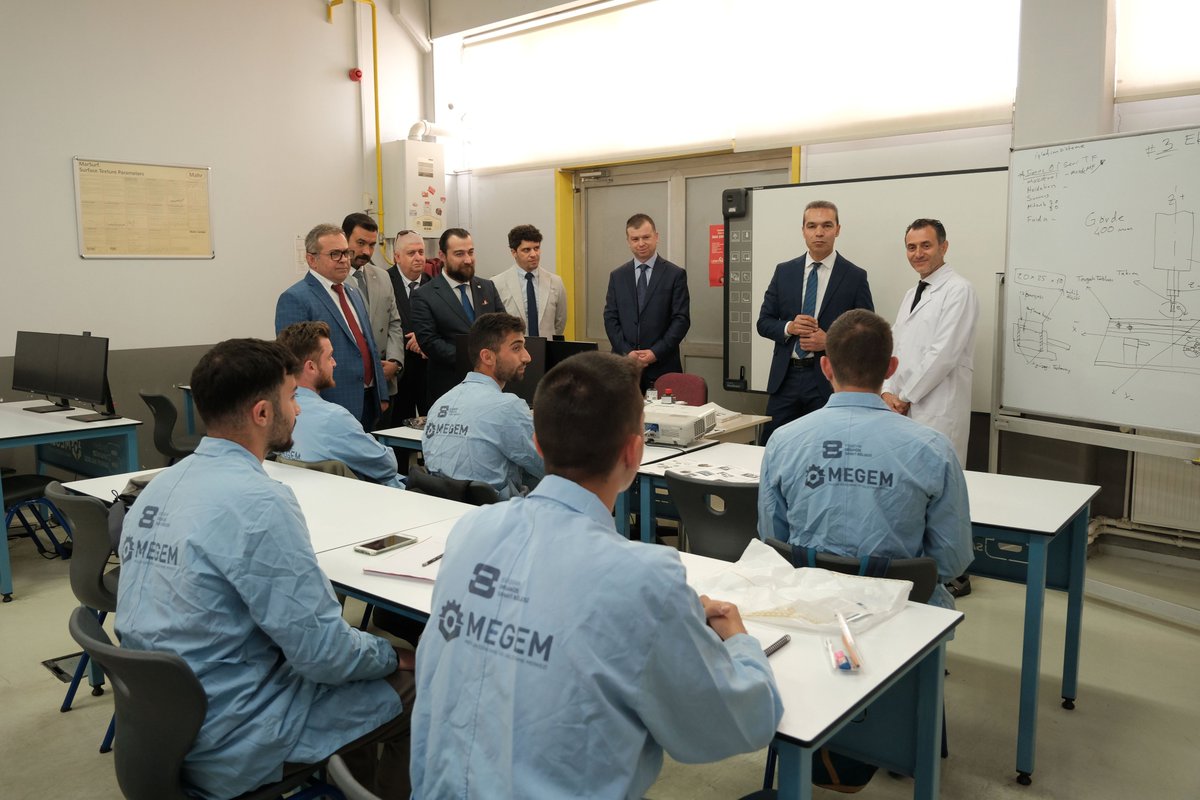 OsbEskisehir's tweet photo. Eskişehir Vali Yardımcısı Dr. Hasan Çiçek, Sanayi ve Teknoloji İl Müdürü Kadir Uysal ile BEBKA Eskişehir Yatırım Destek Ofisi Koordinatörü Fatih Aydın, MEGEM ve ESBEM Sınav ve Belgelendirme Merkezi’ni ziyaret etti. Ziyarette, Yönetim Kurulu Üyemiz ve ESBEM Başkan Vekili Yavuz Ayva ile Yönetim Kurulu Üyemiz ve MEGEM Yönetim Kurulu Başkanı Samet Özkaya da hazır bulundu.

Dr. Çiçek, MEGEM ve ESBEM’in nitelikli iş gücü yetiştirme konusunda önemli bir misyon üstlendiğini belirterek, bu merkezlerin sanayinin sürdürülebilir büyümesine katkı sunduğunu vurguladı.

Ziyaretin devamında Yönetim Kurulu Başkanımız Nadir Küpeli ile bir araya gelen Dr. Çiçek, OSB’deki projeler ve yatırımlar hakkında bilgi aldı. Başkanımız Küpeli, “Eskişehir OSB yalnızca üretim değil, eğitim ve istihdam odaklı çalışmalarıyla da fark yaratıyor. Yeni yatırım alanları için çalışmalarımızı sürdürüyoruz” dedi.

https://t.co/NNsAPgi154

@eskvaliligi 
@TCBEBKA 
@eosbmegem 
@EOSBESBEM