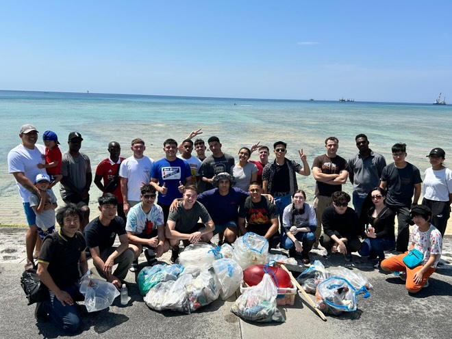 mcipac_jp's tweet photo. ５月３日、海兵隊キャンプ・キンザーSMP（シングル・マリーン・プログラム）のボランティア海兵隊員たちが地元・浦添市のビーチ清掃を行いました。
隊員達は訓練や任務の合間をぬって地元コミュニティーのために地域貢献をしようと汗を流します。

📷：Camp KInser SMP https://t.co/hSRk9UCQQJ