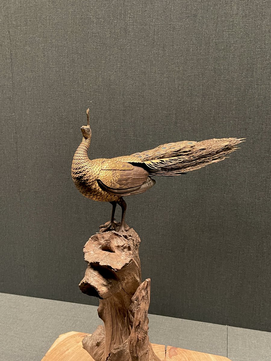 孔雀 鋳銅 置物 この孔雀の自在置物はこれまで見たことがない作風ですね。 大英博物館