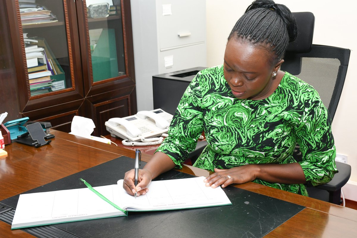 KEFRIHQ's tweet photo. Happening now: 
Dr. Deborah Barasa, Cabinet Secretary Ministry of Environment, Climate Change and Forestry makes her inaugural visit to KEFRI HEADQUARTERS https://t.co/Z7h0KRKIr4