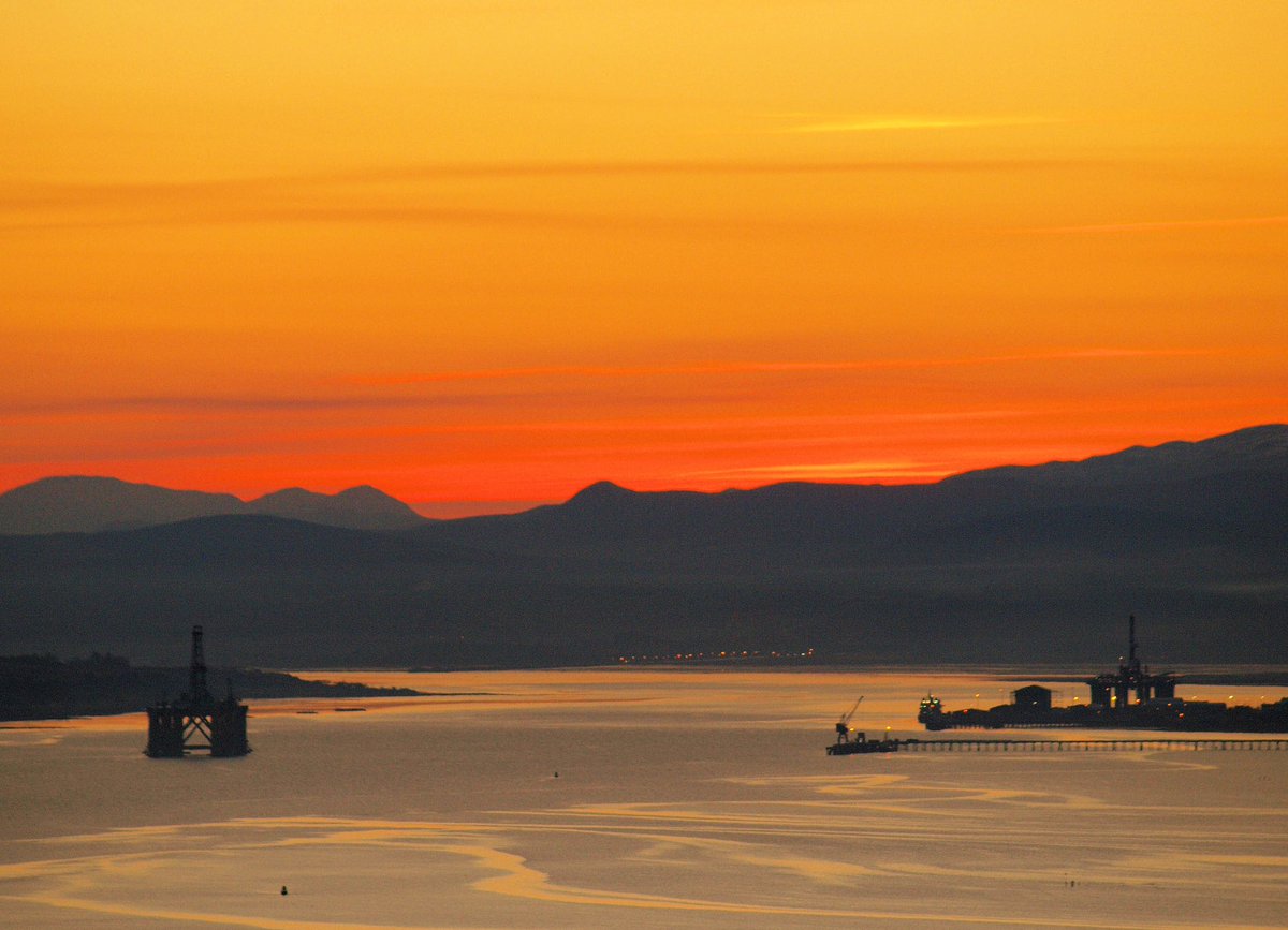 DRnaturegirl's tweet photo. Good morning. Another sunny day in the Scottish Highlands.

Today’s photo is a sunset over the Cromarty Firth, 2013 when we lived on the hill above. I have hundreds of photos from this vantage point so might bore you with them next week!

Happy Friday!

#scotland #cromartyfirth https://t.co/WU9XusDKCG