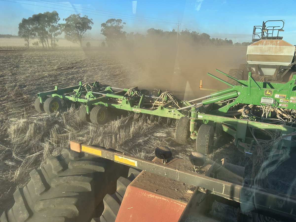 Cutting and planting deeper to get a better chop on some messy stripper straw. Trying to minimise hairpinning in the trench to get better seed soil contact. Dry sowing is definitely helping the process. #stripdisc