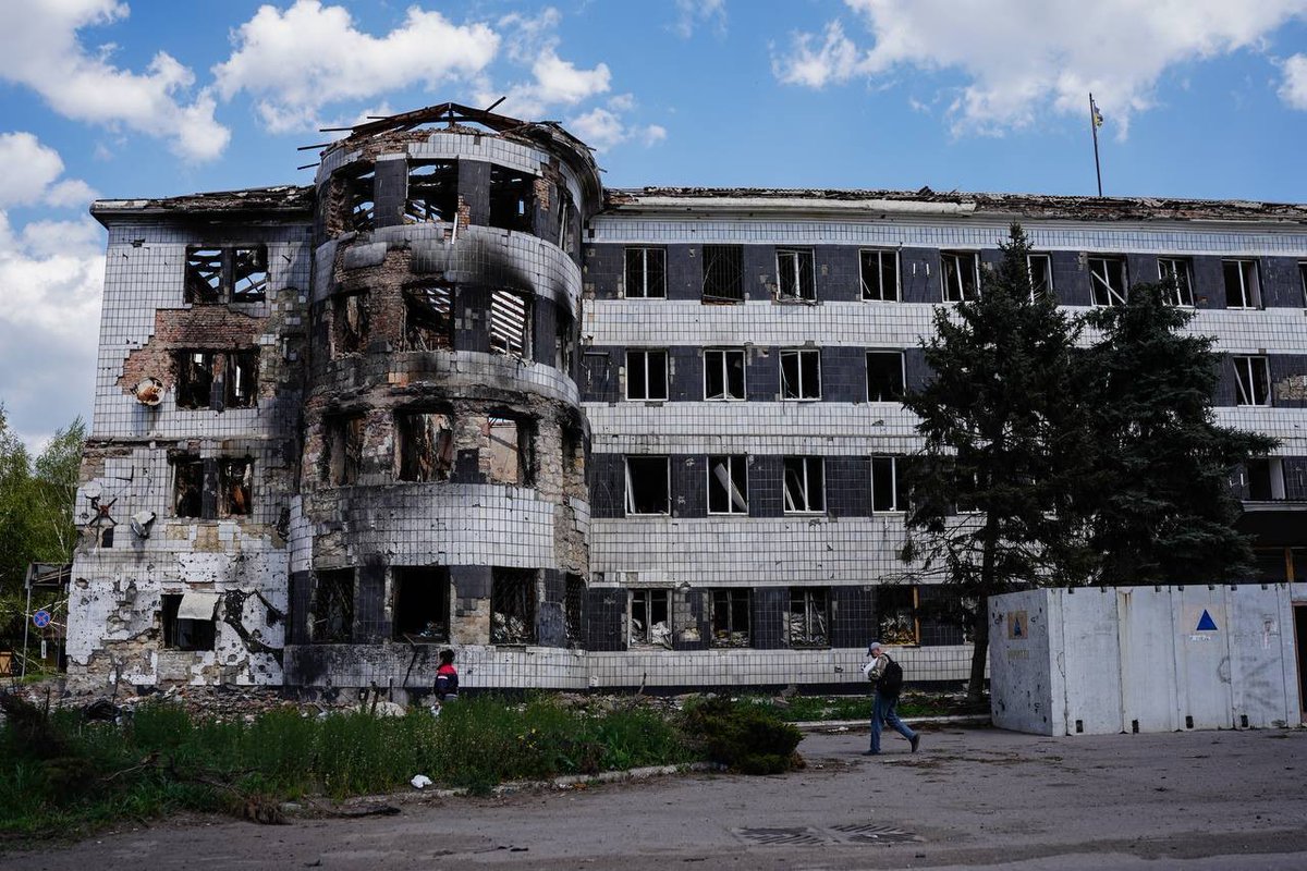 Сьогодні ми закриваємо останнє відділення Нової пошти в Костянтинівці Донецької області.

Це місце було не лише про посилки. Тут мешканці міста заряджали телефони, готували їжу, підключалися до інтернету, щоб поспілкуватися з рідними, зустрічалися із знайомими та підтримували