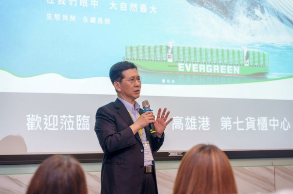 TWIndia2's tweet image. Minister Huang Yen-nun visited Kaohsiung to explore how 5G is transforming Taiwan’s industries—from smart fleets to Asia’s first 5G-integrated container terminal. MODA backs AI and digital tools to fast-track industrial upgrades. #Taiwan5G #DigitalTaiwan #SmartPort  (Courtesy of