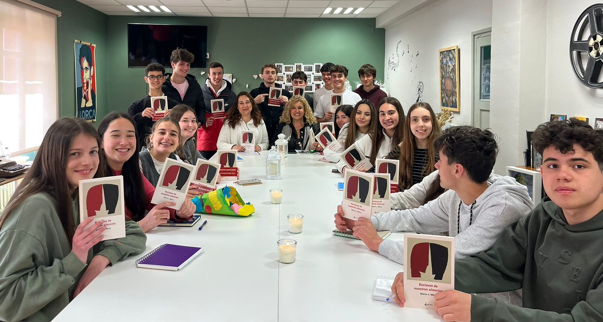 María J. Mena tweet media