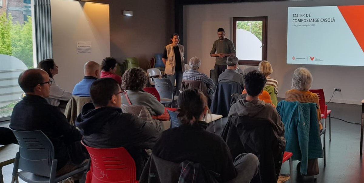 vic_mediambient's tweet photo. Ahir @CCVicCanPauRaba 20 persones van participar al nou taller de #compostatge casolà🏡
Molt interès pel procés que transforma residus orgànics a un adob ric en nutrients molt útil per les plantes🌱 #setmanaCompost🌳
Saber➕: https://t.co/4ZOAZAnjw6 #residuzero
#educacióambiental https://t.co/LICzaBdW7z
