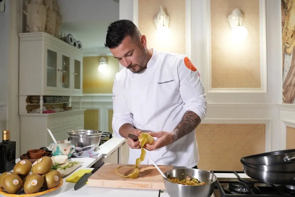 ORIGEN (@origenonline) on Twitter photo ACTUALIDAD 🆕 El chef Carlos Maldonado propone un menú degustación alrededor del kiwi. 🥝
Aquí toda la información ⬇️
origenonline.es/actualidad/el-…
#somosORIGEN #ElijoSanoConZespri #RecetasSaludables
<a href="/Zespri_es/">Zespri Kiwifruit Esp</a> <a href="/carlosmchef3/">Carlos Maldonado</a> ACTUALIDAD 🆕 El chef Carlos Maldonado propone un menú degustación alrededor del kiwi. 🥝
Aquí toda la información ⬇️
origenonline.es/actualidad/el-…
#somosORIGEN #ElijoSanoConZespri #RecetasSaludables
<a href="/Zespri_es/">Zespri Kiwifruit Esp</a> <a href="/carlosmchef3/">Carlos Maldonado</a>