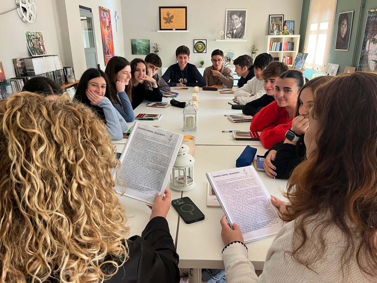 María J. Mena tweet media