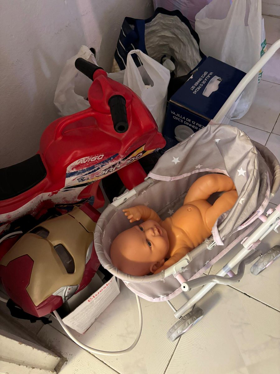 Hoy los niños de Sefora van al colegio, con todos sus juguetes y ropa recogidos en unas bolsas, con el miedo en el cuerpo de no poder volver a su hogar
Hoy <a href="/santander_es/">Santander España</a> <a href="/UCIHipotecas/">UCI, Unión de Créditos Inmobiliarios</a> <a href="/AnaBotin/">Ana Botín</a> <a href="/fundacionbotin/">Fundación Botín</a> deja a una familia en la calle con 3 menores