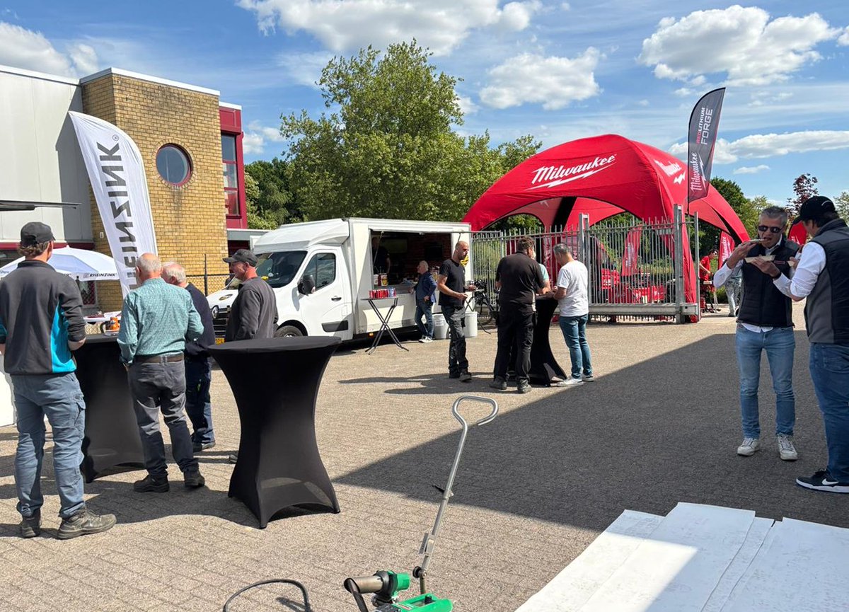 Aabo Trading Cuijk is vernieuwd en dat werd gister gevierd met een feestelijke heropening. Het was een geslaagde middag vol innovaties.
Wij waren erbij met een informatiestand binnen en een demostand buiten, waar we lieten zien wat Triflex te bieden heeft voor het dak.