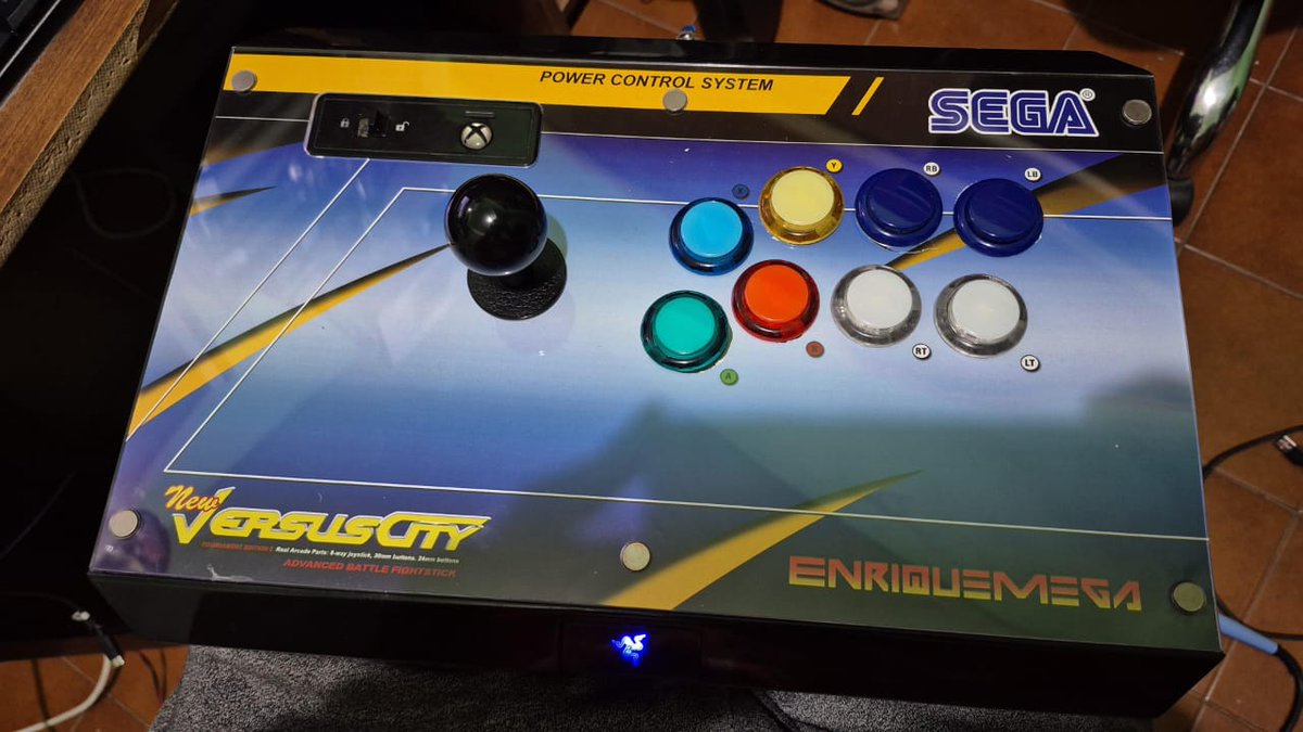 🎮✨ Desde Neuquén al mundo ✨🎮
Les presento mi fightstick Razer Aatrox inspirado en el Sega New VS City 🕹️
Un homenaje a los arcades que marcaron mi vida ❤️ espero que les guste <a href="/RazerES/">R Λ Z Ξ R 🇪🇸</a> <a href="/FightersArg/">FightersArgentina</a> <a href="/ValquiriaGames/">Valquiria E-Sports Argentina - FGC</a> <a href="/IronwilleSports/">Ironwill</a>