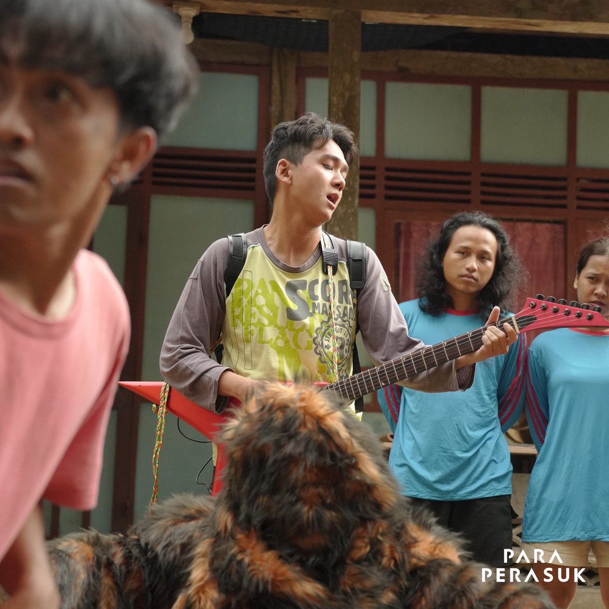 Anggun Official (@anggun_cipta) on Twitter photo Official First Look Film “Para Perasuk” <a href="/filmparaperasuk/">Para Perasuk</a>
Diperankan oleh <a href="/angga/">Wigas BlackPearl</a> @anggun_cipta <a href="/maudyayunda/">Maudy Ayunda</a> @bryandomani_bd_ @chiccokurniawan @ganindrabimo dan @indrabirowox
Disutradarai oleh : @wregas_bhanuteja
Diproduseri oleh: <a href="/sieratamihardja/">Siera Tamihardja</a> <a href="/imanusman/">Iman Usman 🍉</a> @amaalioo
Produksi Official First Look Film “Para Perasuk” <a href="/filmparaperasuk/">Para Perasuk</a>
Diperankan oleh <a href="/angga/">Wigas BlackPearl</a> @anggun_cipta <a href="/maudyayunda/">Maudy Ayunda</a> @bryandomani_bd_ @chiccokurniawan @ganindrabimo dan @indrabirowox
Disutradarai oleh : @wregas_bhanuteja
Diproduseri oleh: <a href="/sieratamihardja/">Siera Tamihardja</a> <a href="/imanusman/">Iman Usman 🍉</a> @amaalioo
Produksi
