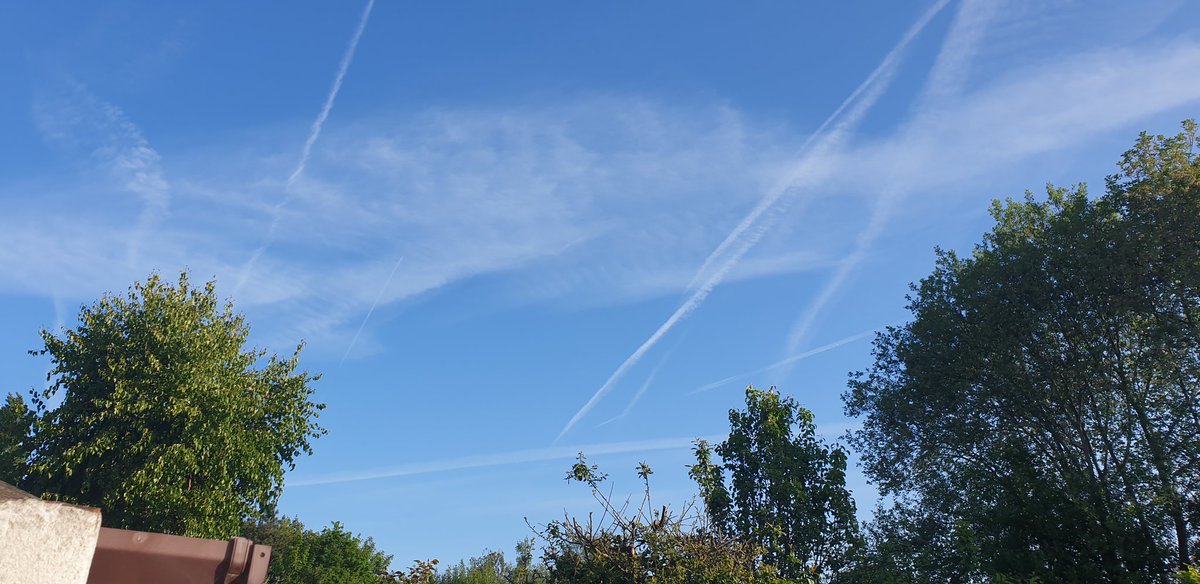 miltorbica's tweet photo. #GeoEngineering #DimTheSun #PoisonSky #PoisonSkies #Chemtrails #ItsAllWrong 
We are being poisoned (both mentally &amp; physically) on a daily basis - let's at least acknowledge that fact.
#Staffordshire #UK &amp; all the other poor unfortunates in the so called West getting it nonstop🤮 https://t.co/6BlbTai50j
