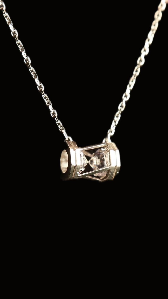 Kudos_Jewelry's tweet photo. 카이로스 𝙆𝙖𝙞𝙧𝙤𝙨
아주 찰나의 순간적이고도 인생의 모든 것을 뒤바꿀만한 중요한 기회를 의미합니다. 

인생 일대 절호의 기회일지도 모를 선택 앞에 놓여져있다 생각이 드는 그러한 때를 뜻합니다.

유난히 반짝여보이는 절호의 때

카이로스 목걸이의 스톤은 그러한 반짝임을 표현합니다. https://t.co/ReJzKHwNiD