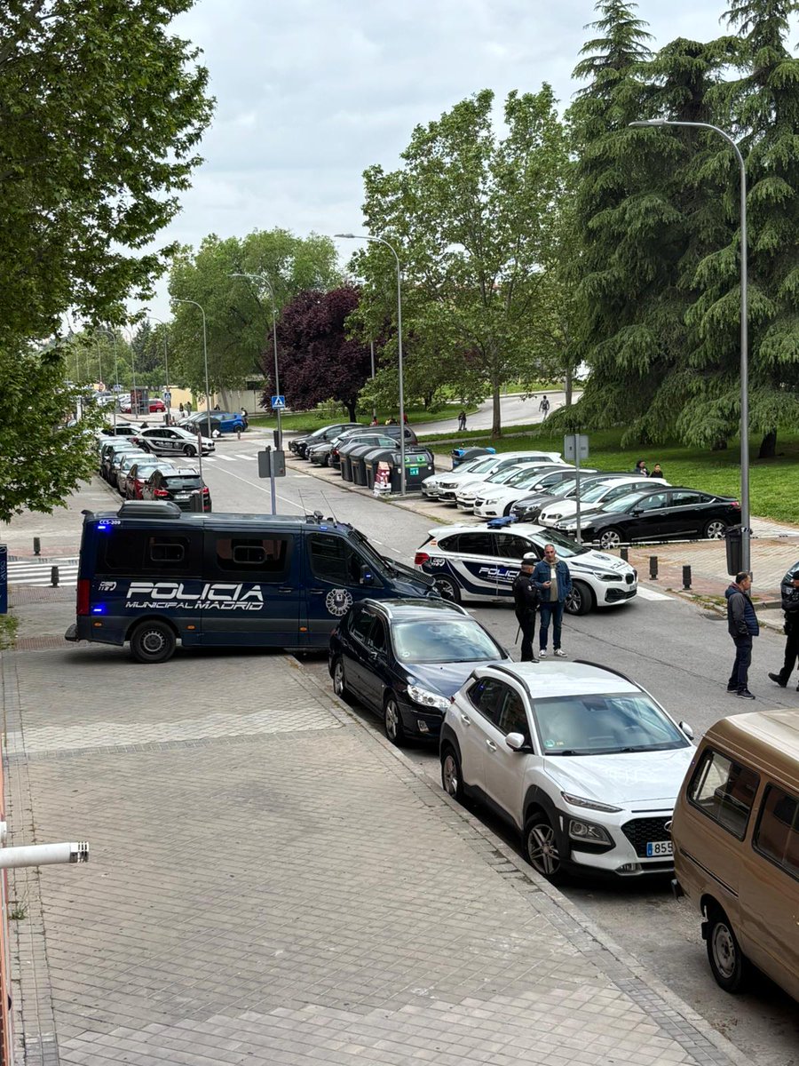 Las calles cortadas en casa de Sefora se queda, varios vecinos y activistas en puerta para defender el hogar de esta familia con 3 menores, no vamos a permitir que los dejen la calle
<a href="/santander_es/">Santander España</a> <a href="/UCIHipotecas/">UCI, Unión de Créditos Inmobiliarios</a> no vamos a permitir este desahucio!!