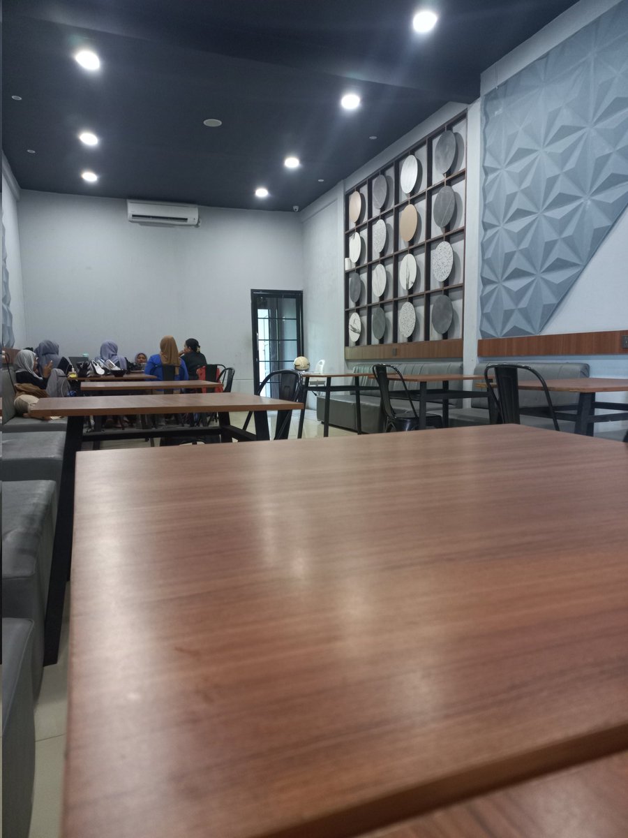 Geng madams yang di ujung berisik banget, annoying tau.