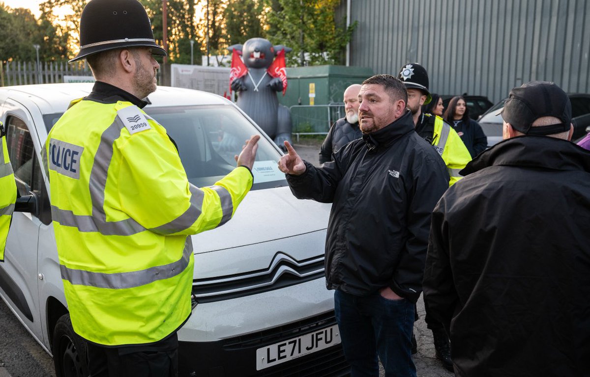 socialistworker's tweet image. Magnificent scenes of solidarity outside 
Lifford Lane bin depot in Birmingham. 

👌Mass picket shuts down depot, humbles scab Labour council 

📸 @GuySmallman