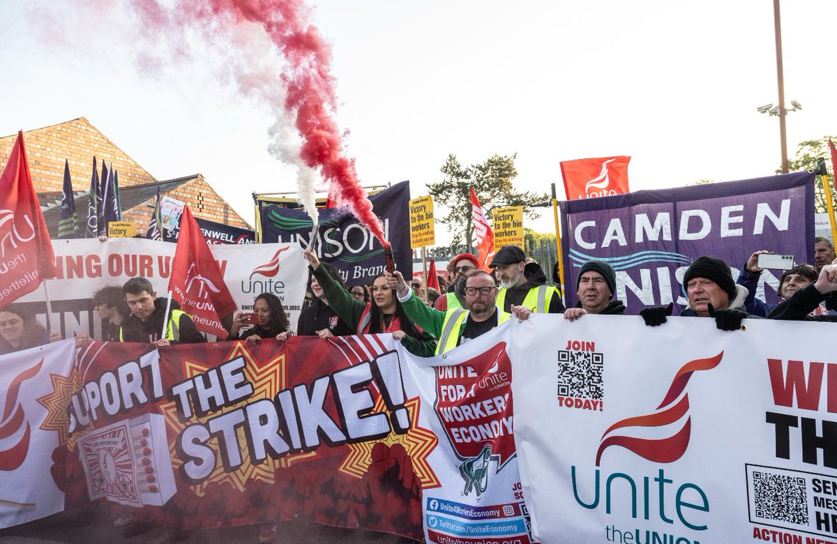 socialistworker's tweet image. Magnificent scenes of solidarity outside 
Lifford Lane bin depot in Birmingham. 

👌Mass picket shuts down depot, humbles scab Labour council 

📸 @GuySmallman