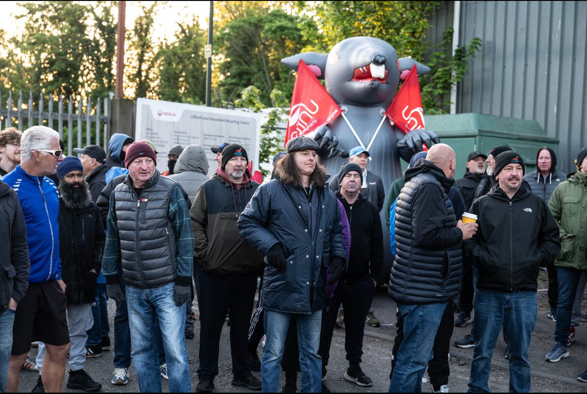 socialistworker's tweet image. Magnificent scenes of solidarity outside 
Lifford Lane bin depot in Birmingham. 

👌Mass picket shuts down depot, humbles scab Labour council 

📸 @GuySmallman