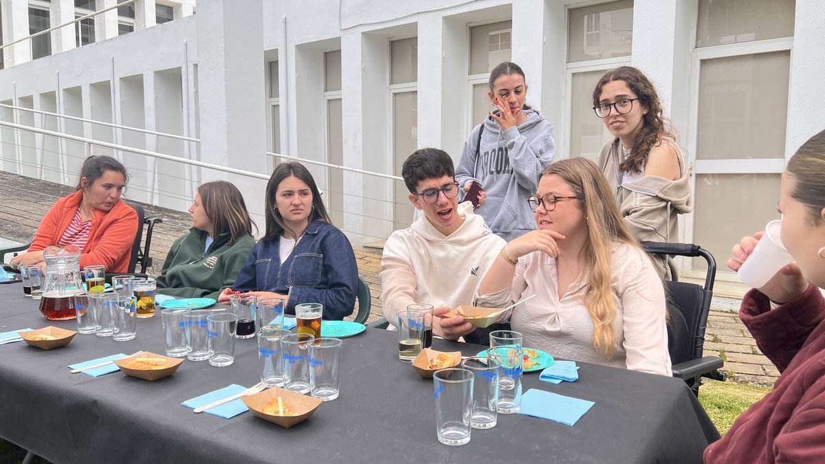 Gran experiencia en la degustación: “A qué sabe Badajoz” dentro del programa Tour del talento y organizado por <a href="/_FundacionCB/">Fundación CB</a>  donde jóvenes entre 16 y 35 años han disfrutado de platos de origen extremeño. Torrijas, migas y flores con miel. 🍯
#Rucab #tourtalento #degustacion