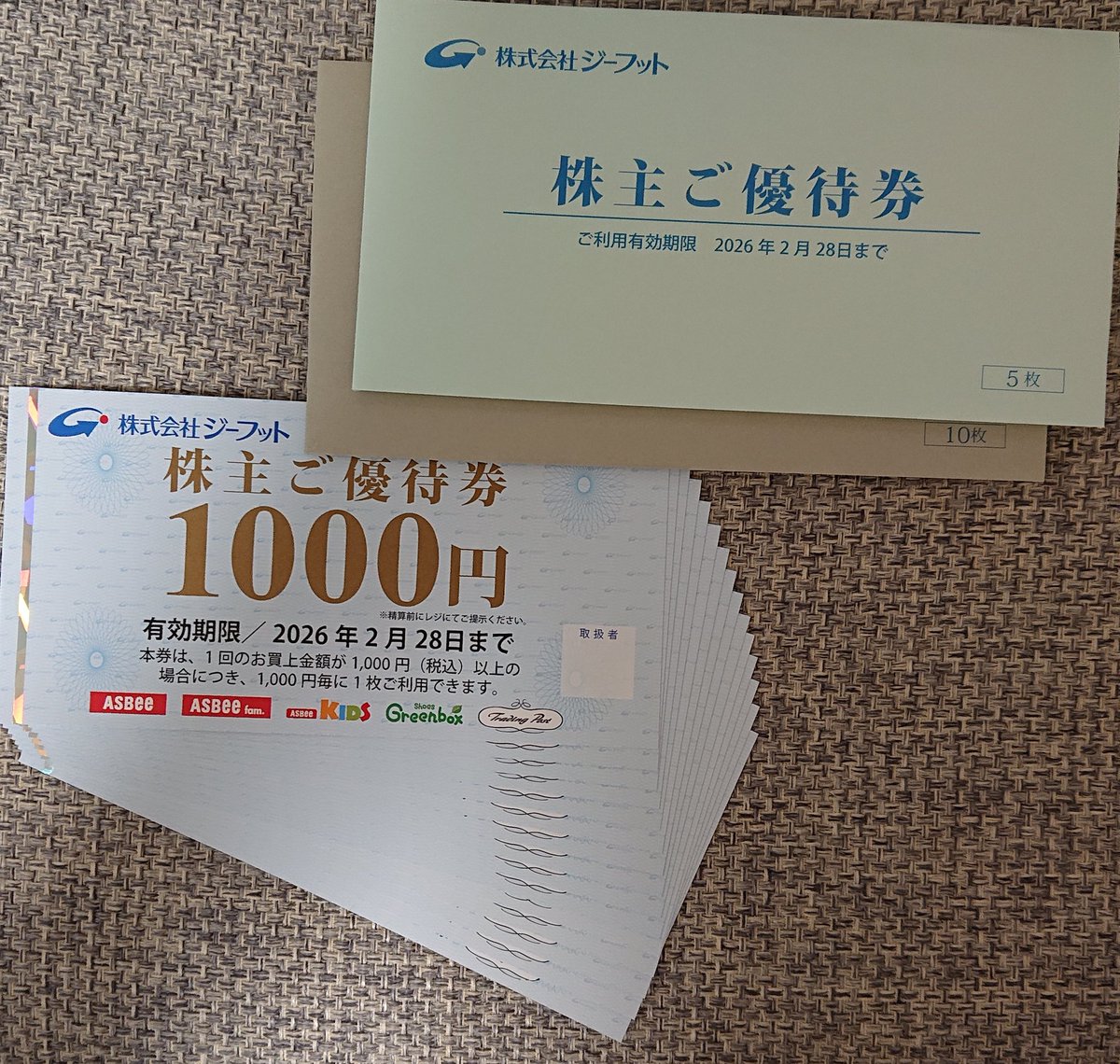 hiyodori2016's tweet photo. ジーフット (2686)の優待が届いたよ👞

商品券15,000円です👀
２名義分ﾃﾞｽ。
普通郵便で届きました📮

あると便利な優待です🤗
前回分は優待ﾁｮｺｻﾞ*ﾌﾟ用の靴
などを貰ってきました❗
靴ケア用品もありﾏｽ😃
含み損です😳

#株主優待
#個別銘柄
#国内株式
#アスビー
#Greenbox
#ASBEE
#靴屋 https://t.co/MEENRlV0r3