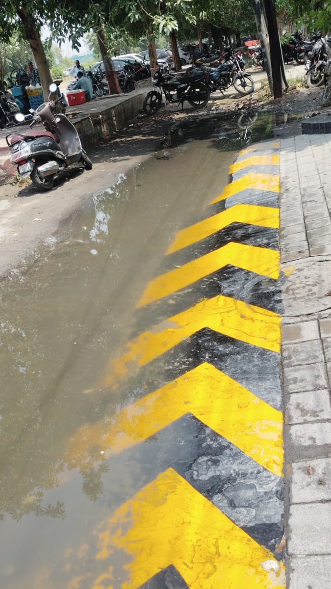 sunilnain0's tweet image. Blocked drain causing water logging in front of our office gate! Regular issue, no response from authorities. an inconvenience and a health hazard too! When will this be fixed? #WaterLogging #InfrastructureIssues #HealthConcerns 
⁦@noida_authority⁩ ⁦⁦@CeoNoida⁩