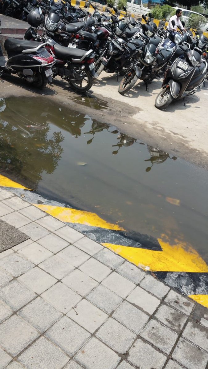sunilnain0's tweet image. Blocked drain causing water logging in front of our office gate! Regular issue, no response from authorities. an inconvenience and a health hazard too! When will this be fixed? #WaterLogging #InfrastructureIssues #HealthConcerns 
⁦@noida_authority⁩ ⁦⁦@CeoNoida⁩