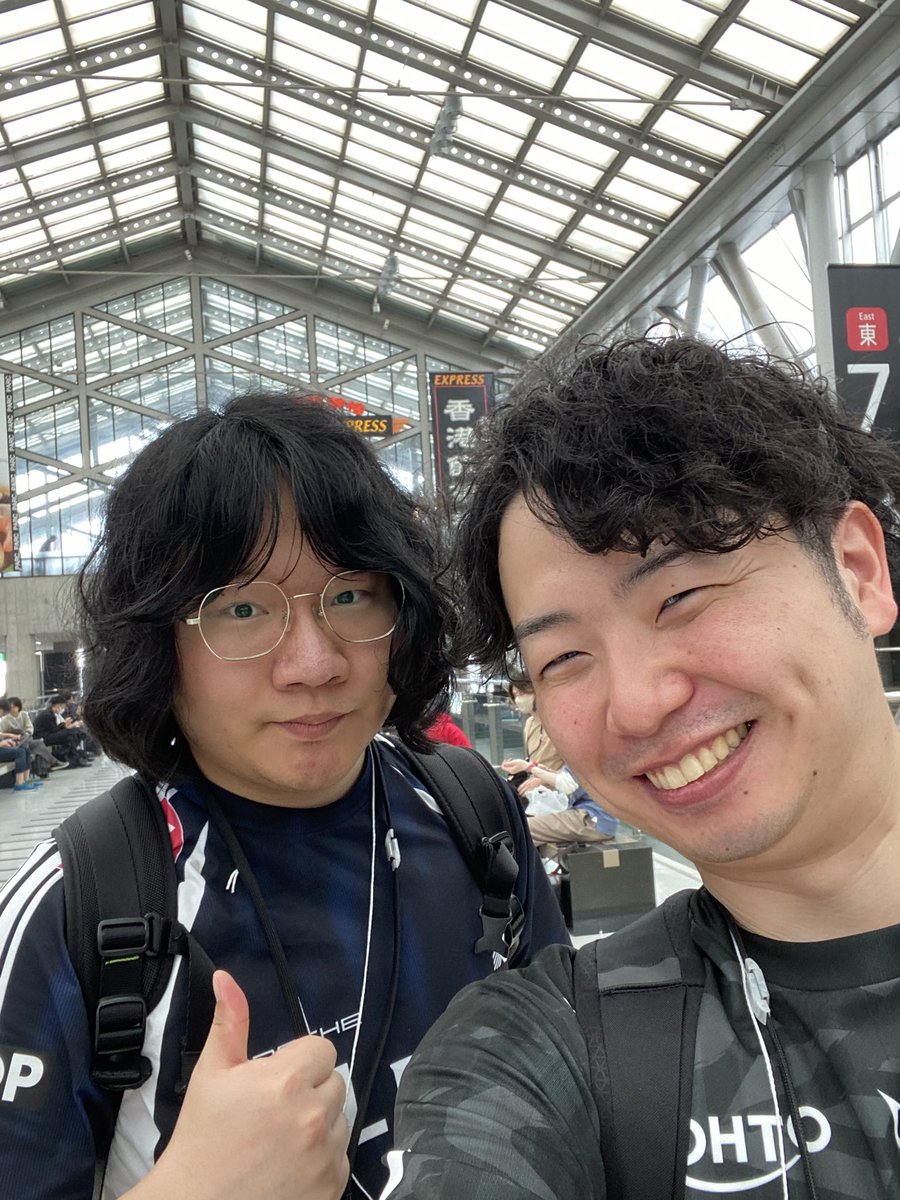LeShar「(空のペットボトル出しながら)あきらさん僕もサインいいですか？」
あきら「…おまえ捨てるだろそれ」
LeShar「…捨てますね」

変わらない
いや進化してる