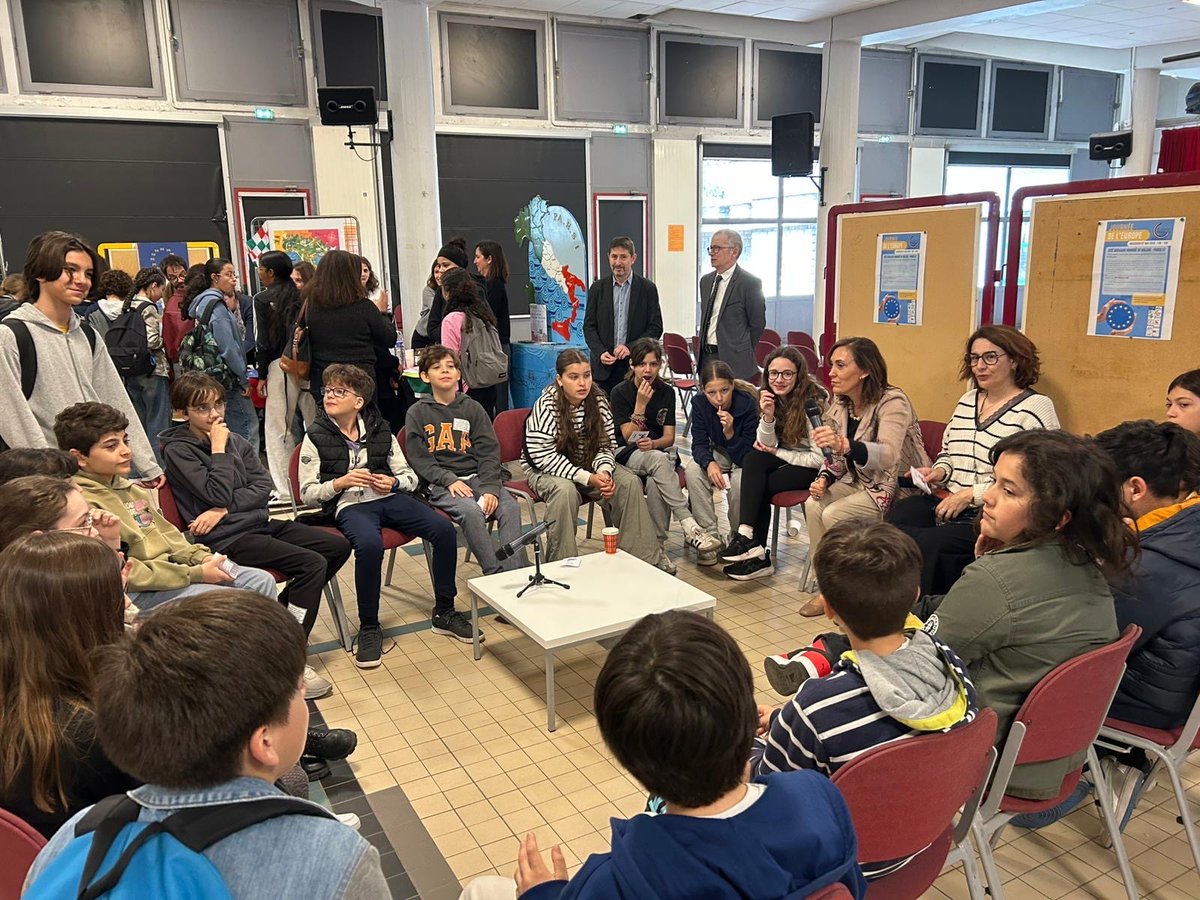 Éducation Ambassade d'Espagne (@educationesp) on Twitter photo La Consejera de Educación Clara Sanz visitó la Sección Internacional Española de París para celebrar el #DíaDeEuropa. Un encuentro inspirador sobre el papel de la educación en la construcción de una Europa más unida y solidaria. 🌍
<a href="/EducationESP/">Éducation Ambassade d'Espagne</a>
#SIEParís
<a href="/AccEducativaExt/">Acción Educativa Exterior</a> La Consejera de Educación Clara Sanz visitó la Sección Internacional Española de París para celebrar el #DíaDeEuropa. Un encuentro inspirador sobre el papel de la educación en la construcción de una Europa más unida y solidaria. 🌍
<a href="/EducationESP/">Éducation Ambassade d'Espagne</a>
#SIEParís
<a href="/AccEducativaExt/">Acción Educativa Exterior</a>
