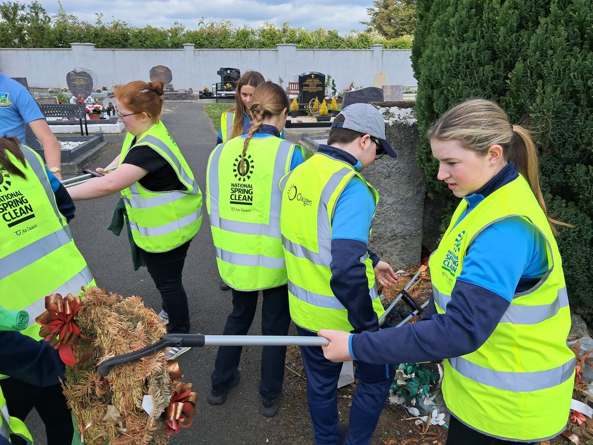 Today, the ASCN  Green Schools team took part in a community litter pick around Clara town and the local graveyard, working alongside the Clara Tidy Towns Committee. The team of enthusiastic litter pickers did a fantastic job helping to keep the area clean and looking its best.