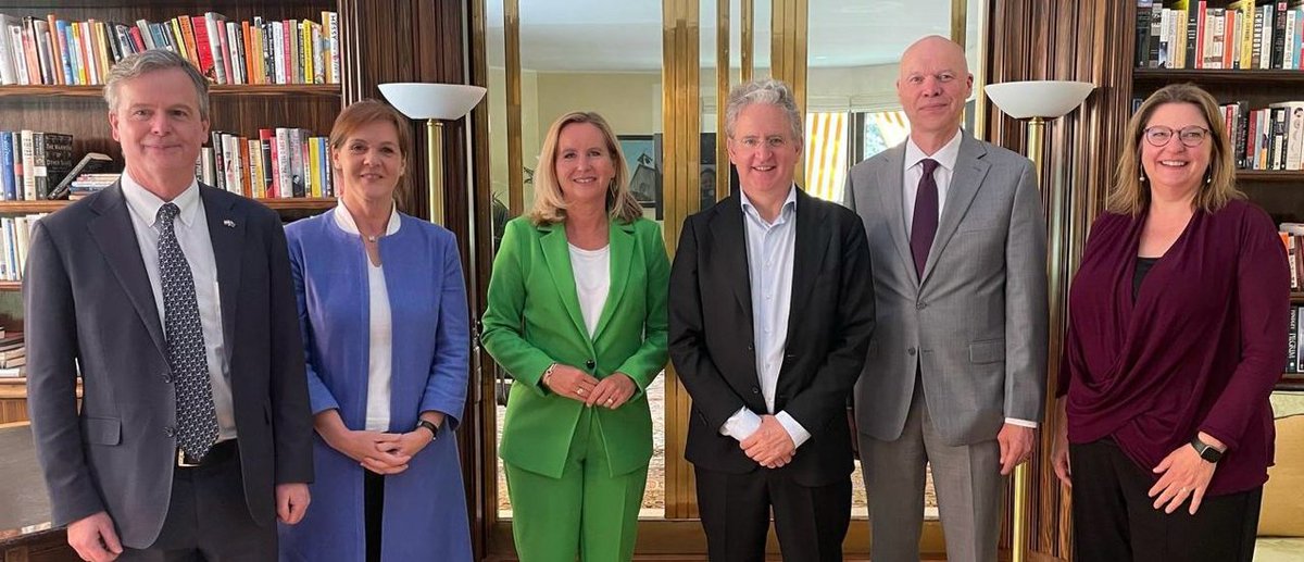 Canada in NL (@canembnl) on Twitter photo Amb. <a href="/AdsettHugh/">Hugh Adsett</a> hosted a productive meeting with Minister Klever @ministerBHO 🇳🇱 and Ambassadors & Chargé d’affaires of 🇦🇺🇬🇧🇨🇦🇳🇿🇺🇸 on international trade and development issues. They discussed key partnerships and mutual interests in promoting resilient and prosperous economies. Amb. <a href="/AdsettHugh/">Hugh Adsett</a> hosted a productive meeting with Minister Klever @ministerBHO 🇳🇱 and Ambassadors & Chargé d’affaires of 🇦🇺🇬🇧🇨🇦🇳🇿🇺🇸 on international trade and development issues. They discussed key partnerships and mutual interests in promoting resilient and prosperous economies.