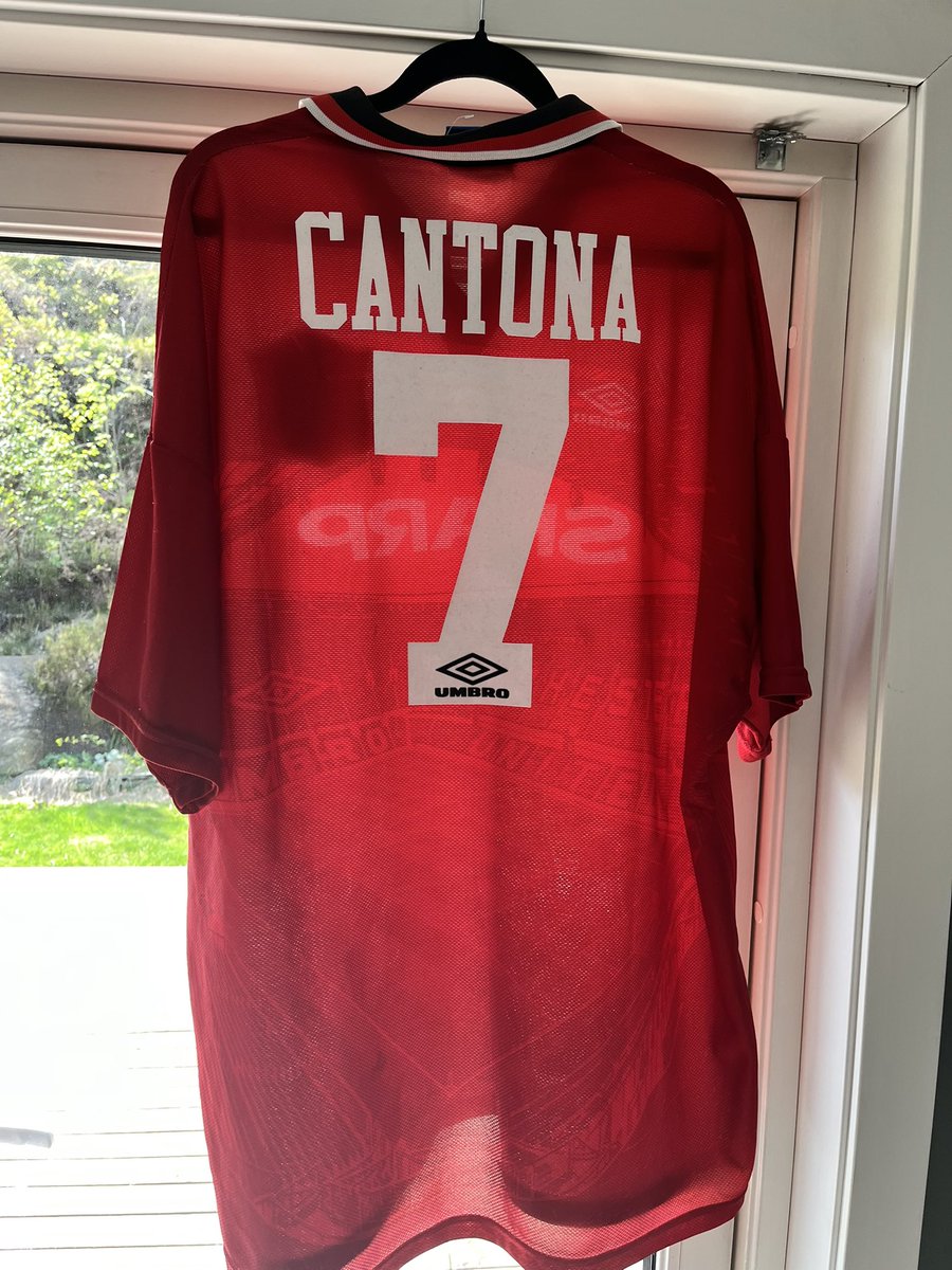 #fotballtrøyefredag er ett av årets høydepunkt. Vipps noen kroner til 4422 og ta på deg det feteste du har. Det var et enkelt valg for meg i dag.