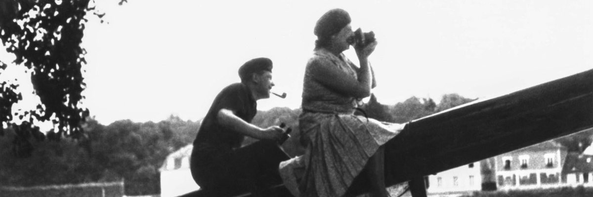 La mostra su #Simenon esplora la costruzione dell’autorialità attraverso l’idea di viaggio inteso come traiettoria biografica e simbolica.
Luca Prono su “George Simenon. Otto viaggi di un romanziere” di Gian Luca Farinelli e John Simenon <a href="/cinetecabologna/">Cineteca di Bologna</a> | fatamorganaweb.it/accettare-lamb…