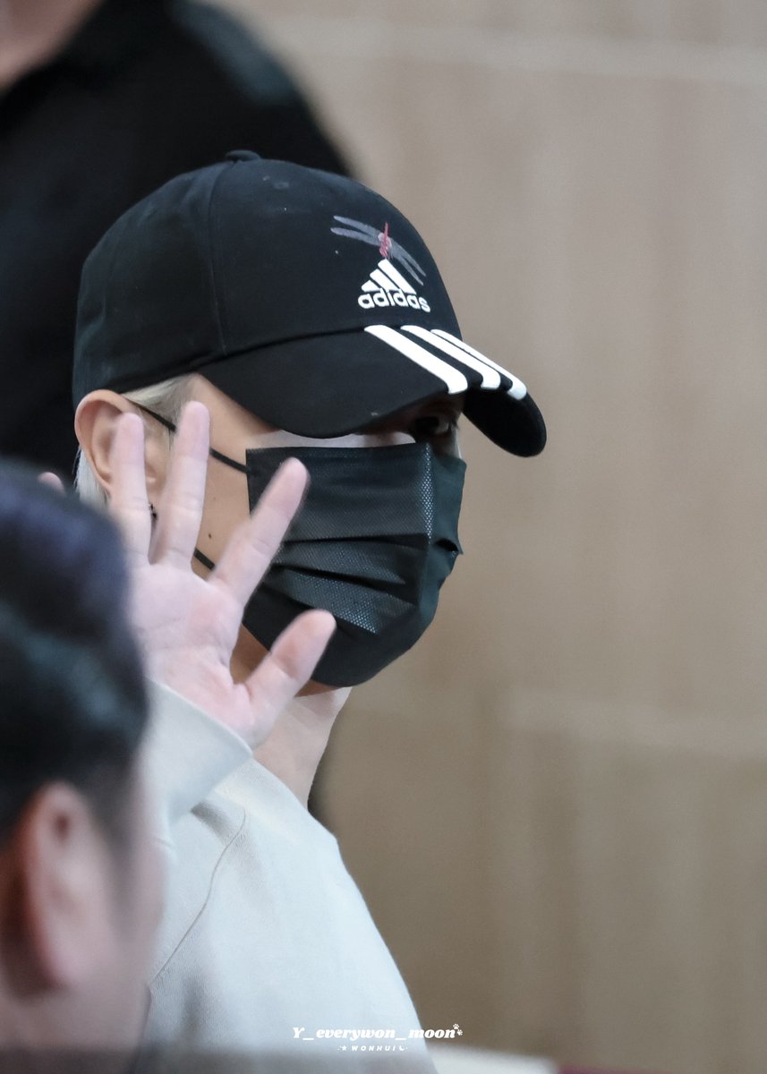 Y_everywon_moon's tweet photo. 250509  GMP출국

😺👋🏻

#JUN  #준 #文俊辉 
#SEVENTEEN #세븐틴 https://t.co/AYUgX5mgF6