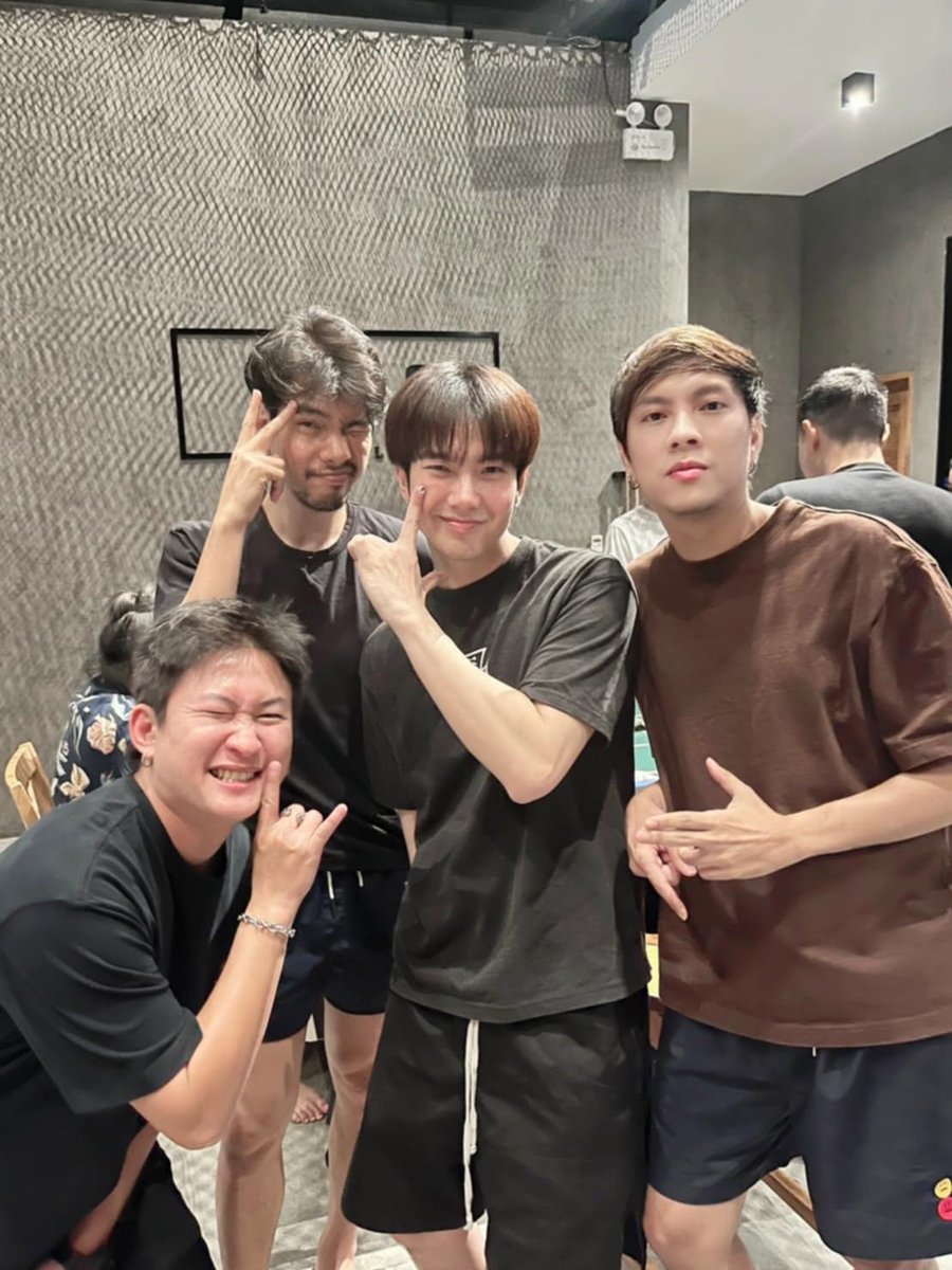 ดีใจนะที่เห็นทุกคนอยู่ด้วยกัน😚😘❤️ ยินดีกับพี่ท็อปด้วยค่ะที่จะเป็นฝั่งเป็นฝา🥰🎉

และยินดีกับพี่บูมด้วยนะที่ได้เป็นฝาเป็นฝั่ง🤭❤️ 

ขอบคุณสำหรับรูปที่ส่งมาให้นะพี่บูม...แต่ไม่ต้องโทรมาไง!!จะนอน!!!😂😂 
#อยู่กับเพื่อนบ้าง #stickwithfriends
#BuildJakapan