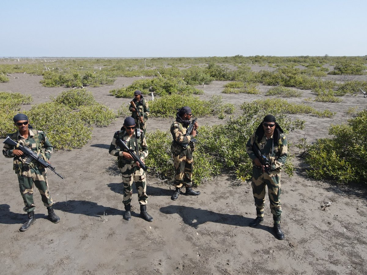 BSF RAJASTHAN (@bsf_rajasthan) on Twitter photo рдЧрд░реНрдЬрди рдорд╛рдиреЛ рд╣реИ рд╢реЗрд░ рдХрд╣реАрдВ,
рджрд╣рдХреА рдЬреНрд╡рд╛рд▓рд╛ рдХреЗ рдвреЗрд░ рдХрд╣реАрдВред
рджреБрд░реНрдзрд░реНрд╖, рдкреНрд░рдмрд▓, рдШрд╛рддрдХ рдкреНрд░рд╣рд╛рд░,
рд╡реАрд░реЛрдВ рдХреЗ рддрди рдХрд╛ рд╣реИ рд╕рд┐рдВрдЧрд╛рд░ред
рдХрд░ рдореЗрдВ рдерд╛рдореЗ рд╣реИрдВ рдирд╡рд▓ рдЕрд╕реНрддреНрд░,
рдкрде рдкрд░ рдЬреИрд╕реЗ рдЧрдЬ рдЦрдбрд╝рд╛ рдорд╕реНрддред
рд░рд┐рдкреБтАУрджрд▓ рд╣реА рдХрд╛ рдХрд░рдирд╛ рд╕рдВрд╣рд╛рд░,
рд╢реВрд░реЛрдВ рдХреЗ рддрди рдХрд╛ рд╣реИ рд╕рд┐рдВрдЧрд╛рд░ II
рд╕реАрдорд╛ рд╕реБрд░рдХреНрд╖рд╛ рдмрд▓ - рд╕рд░реНрд╡рджрд╛ рд╕рддрд░реНрдХ
#рд╕реАрдорд╛рд╕реБрд░рдХреНрд╖рд╛рдмрд▓
#рдкреНрд░рдердорд░рдХреНрд╖рд╛рдкрдВрдХреНрддрд┐ рдЧрд░реНрдЬрди рдорд╛рдиреЛ рд╣реИ рд╢реЗрд░ рдХрд╣реАрдВ,
рджрд╣рдХреА рдЬреНрд╡рд╛рд▓рд╛ рдХреЗ рдвреЗрд░ рдХрд╣реАрдВред
рджреБрд░реНрдзрд░реНрд╖, рдкреНрд░рдмрд▓, рдШрд╛рддрдХ рдкреНрд░рд╣рд╛рд░,
рд╡реАрд░реЛрдВ рдХреЗ рддрди рдХрд╛ рд╣реИ рд╕рд┐рдВрдЧрд╛рд░ред
рдХрд░ рдореЗрдВ рдерд╛рдореЗ рд╣реИрдВ рдирд╡рд▓ рдЕрд╕реНрддреНрд░,
рдкрде рдкрд░ рдЬреИрд╕реЗ рдЧрдЬ рдЦрдбрд╝рд╛ рдорд╕реНрддред
рд░рд┐рдкреБтАУрджрд▓ рд╣реА рдХрд╛ рдХрд░рдирд╛ рд╕рдВрд╣рд╛рд░,
рд╢реВрд░реЛрдВ рдХреЗ рддрди рдХрд╛ рд╣реИ рд╕рд┐рдВрдЧрд╛рд░ II
рд╕реАрдорд╛ рд╕реБрд░рдХреНрд╖рд╛ рдмрд▓ - рд╕рд░реНрд╡рджрд╛ рд╕рддрд░реНрдХ
#рд╕реАрдорд╛рд╕реБрд░рдХреНрд╖рд╛рдмрд▓
#рдкреНрд░рдердорд░рдХреНрд╖рд╛рдкрдВрдХреНрддрд┐