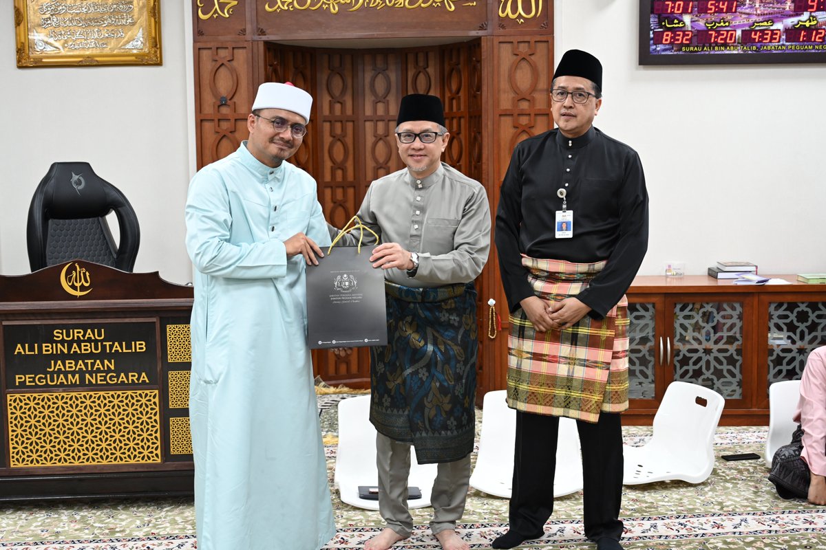 AGCPutrajaya's tweet photo. 9 Mei 2025 I Majlis Bacaan Surah Yaasin, Santunan Duyufurrahman dan Tazkirah Bulanan anjuran bersama Bahagian Syariah dan Pengharmonian Undang-Undang (BSPUU) serta Jawatankuasa Surau Ali bin Abu Talib telah berlangsung dengan jayanya hari ini.

#TaatSetia
#MalaysiaMadani https://t.co/ZU5xDxg2NO