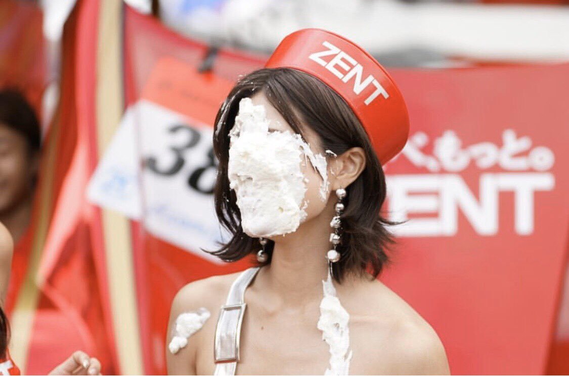 レースクイーンの顔面パイ