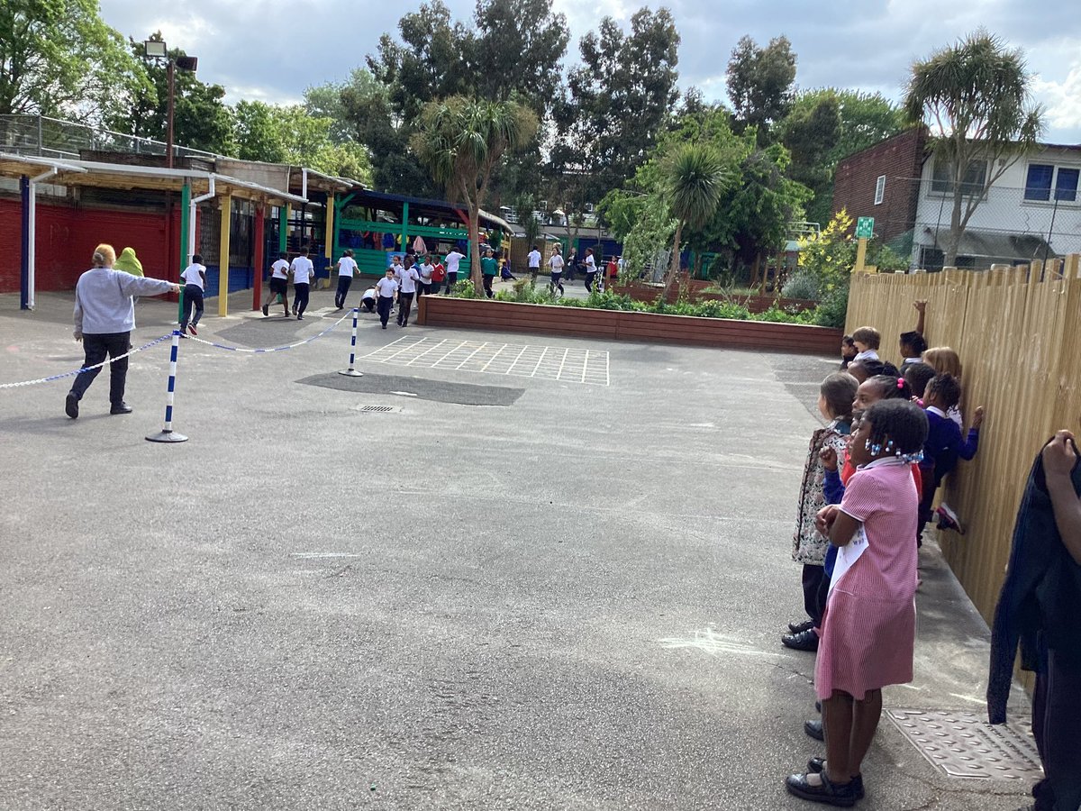 LarkHallPrimary's tweet photo. #lhwaterloo loved cheering on #lhwandsworth for their #minilondonmarathon! Great inspiration for our running later on! https://t.co/AGDBDRl7pZ