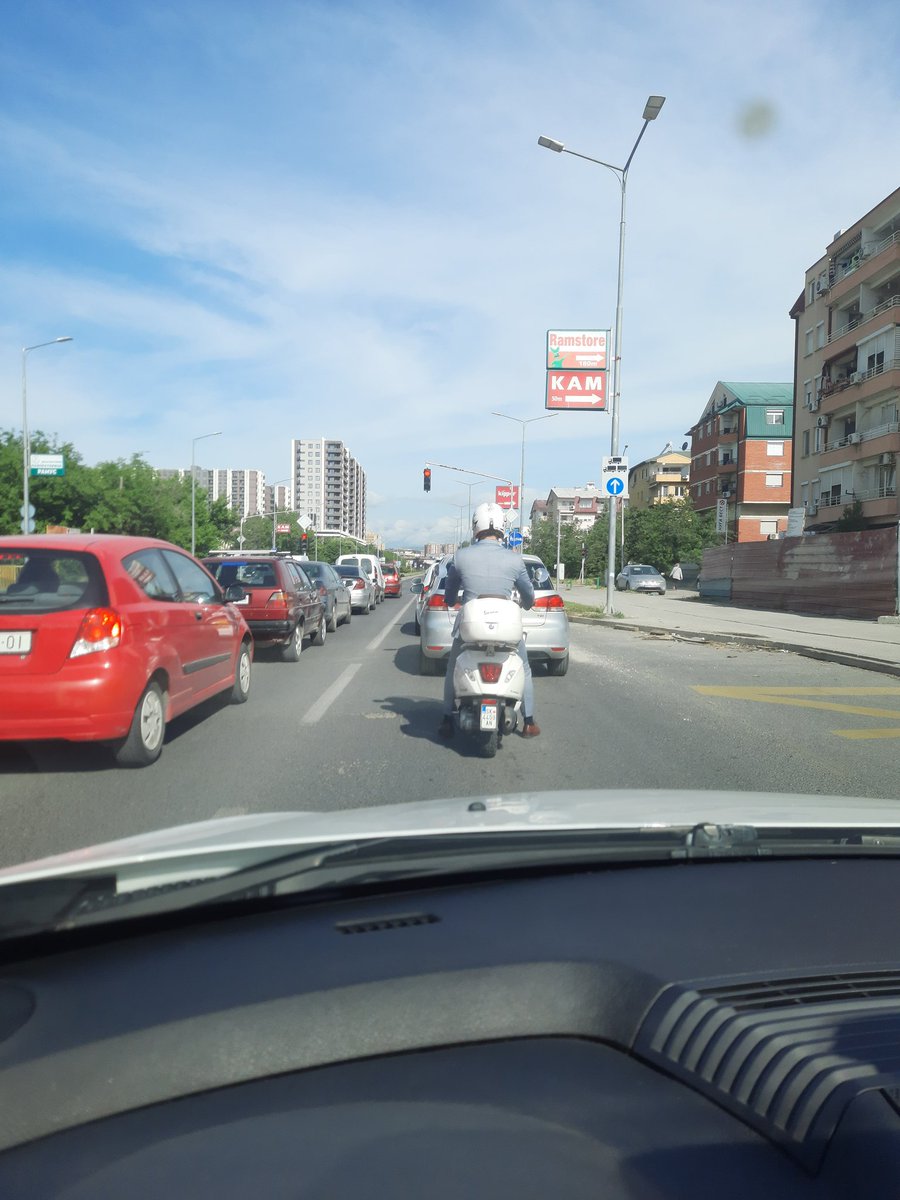 Не знам кој е типов ама фала курцу еден во градов да вози мотор како што треба, еден. Штом поширок од 60cm од ретровизор до ретровизор и над 50cc. Возиш на средина или паралелно со друг мотор, а не да ми се пикаш меѓу коли. Ти загинуваш друг те носи на душа, зошто си несовесен.