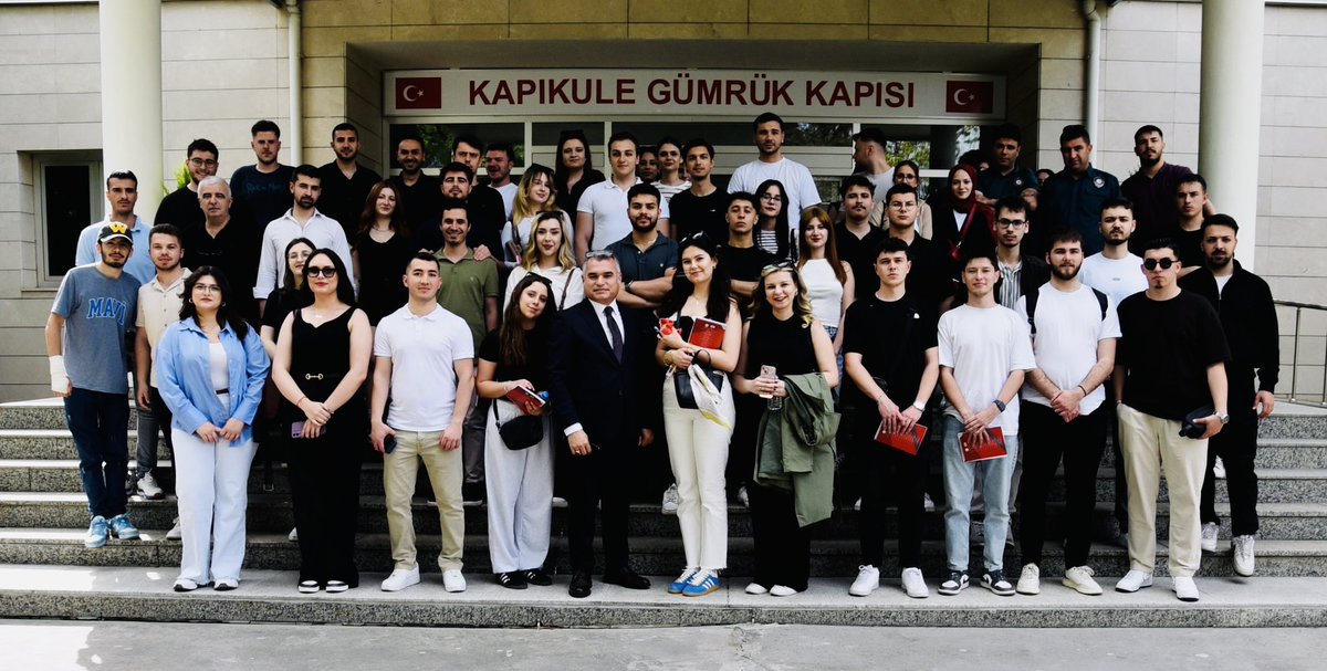 HayatiDEMR2's tweet photo. Trakya Üniversitesi, Dış Ticaret Bölümü 2 .sınıf öğrencilerimle,tır ve yolcu gümrük işlemlerini yerinde görmek için 2025 yılı Kapıkule Gümrük Kapısı ziyaretimizi gerçekleştirdik…. https://t.co/ABlK6Vlk2G